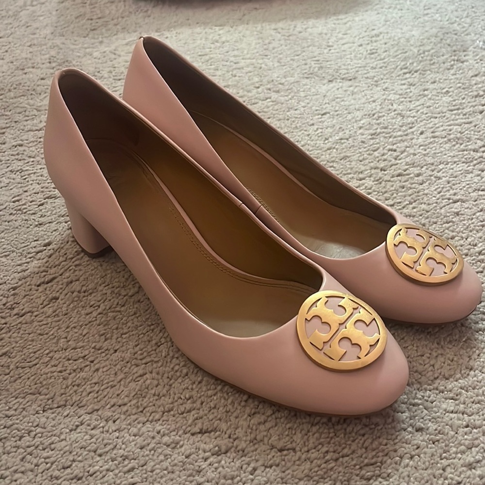 Tory Burch Benton Pumps in Shell Pink with Gold Logo